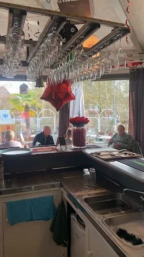 De bar van Buurthuis Waasmunster met zicht op het terras