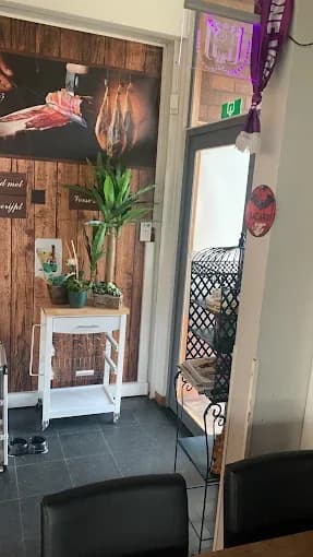 Gezellige hoek in het interieur van Buurthuis Waasmunster