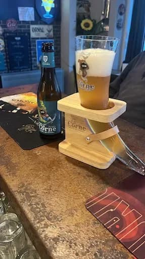 Een glas bier aan de bar van Buurthuis Waasmunster